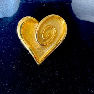 Heart shaped modern style pin brooch